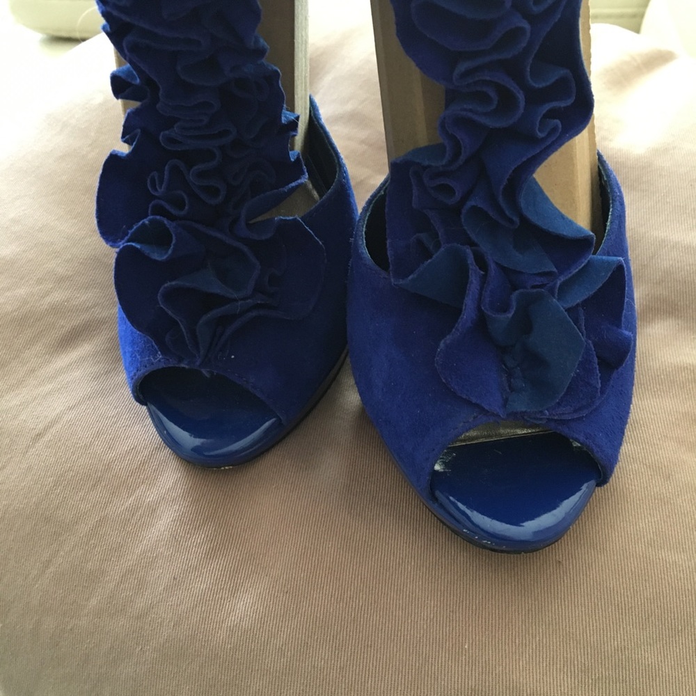 Make a statement! Steve Madden Blue Suede Strap Sandals with Frills